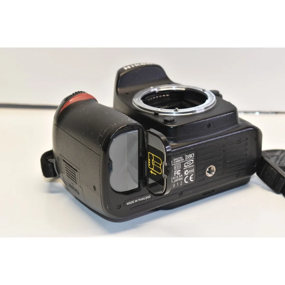 Nikon D80 10.2MP Digital SLR 10.2MP Camera With Battery- FOR PARTS OR REPAIR